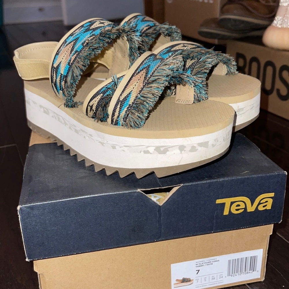 Teva Flatform size 7